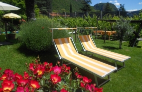Sdraie nel giardino